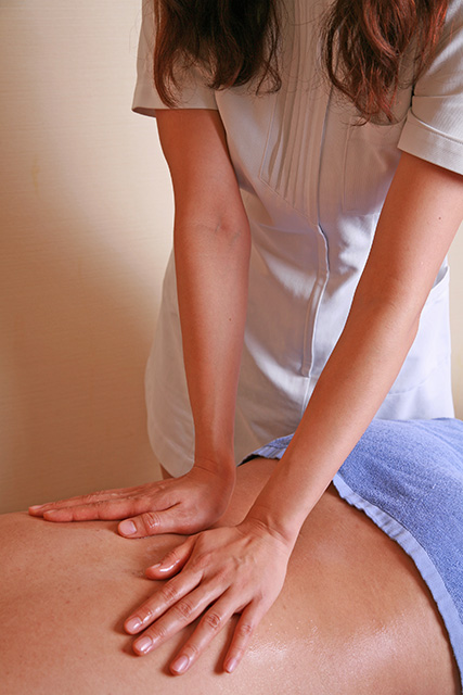 背中のマッサージ : プレミアムエステ ミヤコ miyako(神戸・福原/風俗エステ)の画像