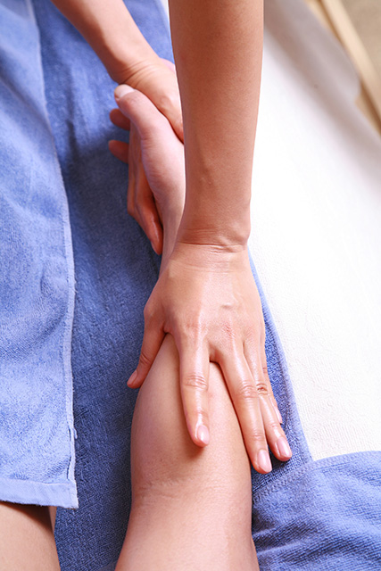 手を握りながら腕のほぐし : プレミアムエステ ミヤコ miyako(神戸・福原/風俗エステ)の画像